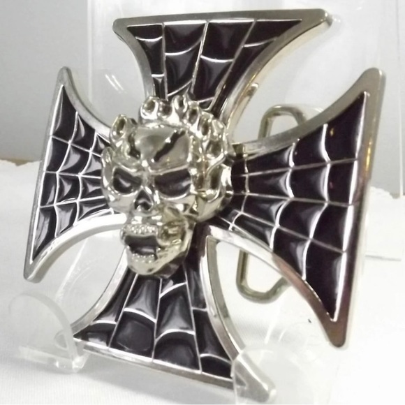 Webbed cross and skull belt buckle - Picture 4 of 4